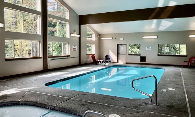 Mead Condominio | Mt Spokane updated Ski Condo WiFi, Pool & Hot Tub~sleeps 4~hike, bike, explore