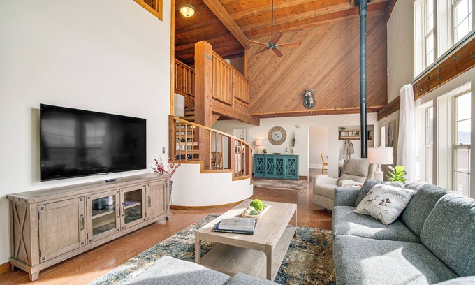 Lakeview Casa | Mtn & Golf Course View: Oregon Outback Getaway!