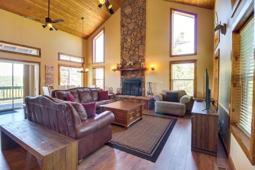 Show Low Casa | Mtn-View Hilltop Hideaway with Deck in Show Low