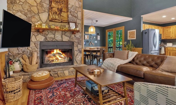 Walnut Mountain Cabina | Mtn View Hot Tub Pool Game Room Porch Wildlife Minutes to Town