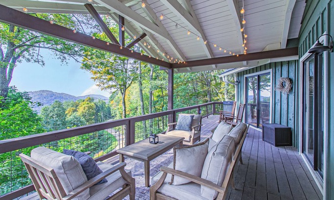 Wolf Laurel Casa | Mtn View - Pet Friendly- Hot Tub- Firepit-Access the AT via Big Bald Mountain.
