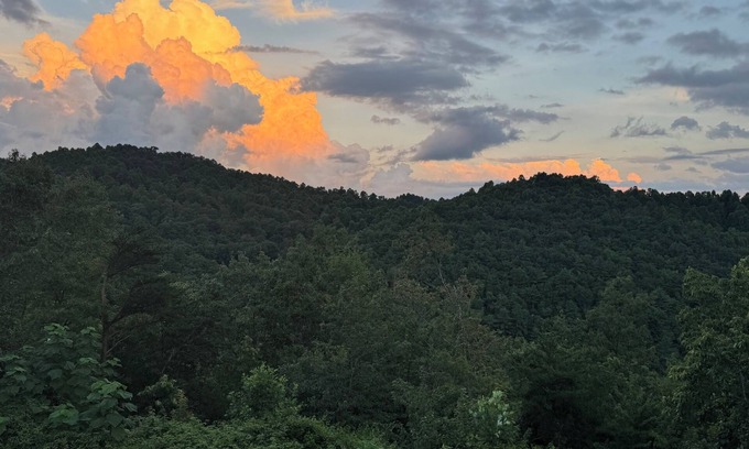 Morganton Cabina | 💦Pool -Mtn Views⛰️Dog Friendly🐕 2 King Beds-Coffee/Tea Bar 🔥Fire Pit