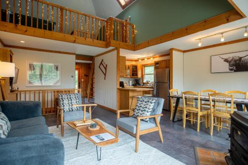 Wilmington Casa | MtSnow , HotTub, Pool, Air Hockey,Ping Pong, Darts