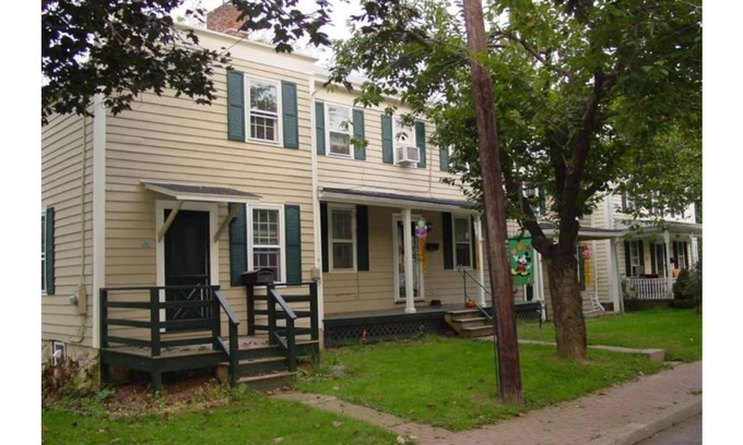 Clinton Casa | Mulligan House - Historic Home Clinton Pets & Kids