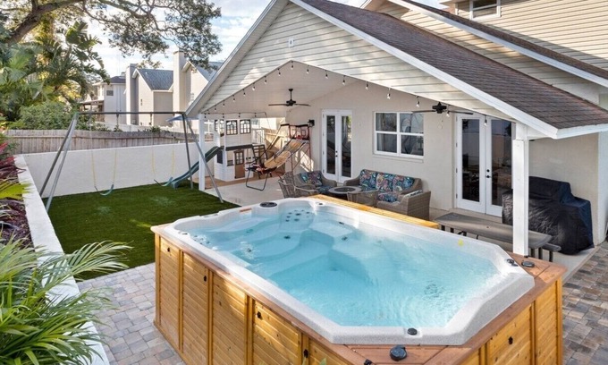 Palm Harbor Casa | Multi Family, Close to Beaches, Great Back Yard