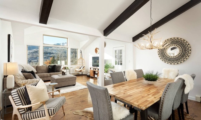 Snowmass Village Casa | Recién renovado Snowmass Home. Hermoso retiro que ofrece jacuzzi privado, sauna, balcón, vistas.