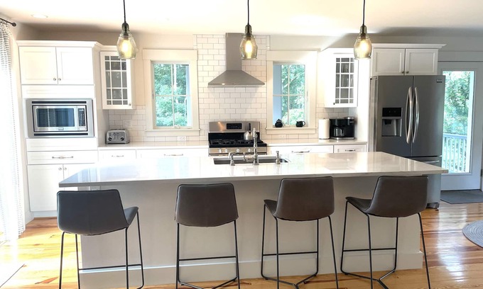 Oak Bluffs Casa | NUEVA casa, 2 master suites, aire central: agosto disponible