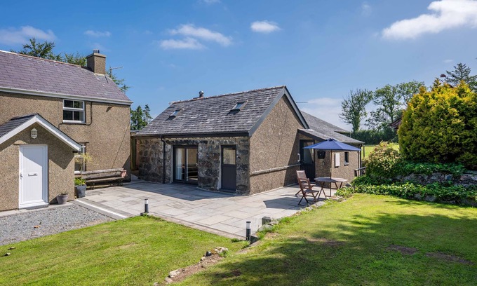 Garndolbenmaen Otro | Muriau-Bach | A Cosy Farm Retreat for Two