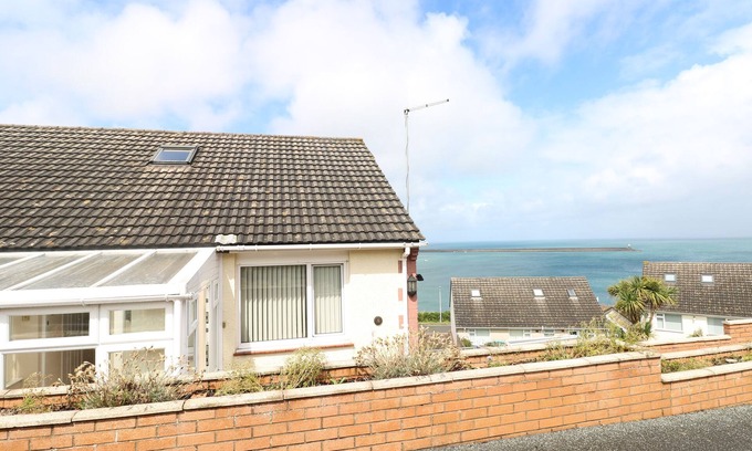 Fishguard Cabaña | MURMUR Y MOR, pet friendly, country holiday cottage in Fishguard