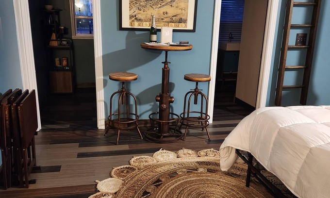 Muskegon Apartamento | Muskegon Lake View Loft studio/kitchenette
