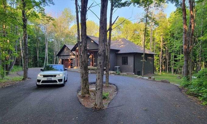 Lake of Bays Cabaña | Muskoka Luxury Cottage Retreat | Beach, Hike, Golf, Ski, Provincial Parks & Town