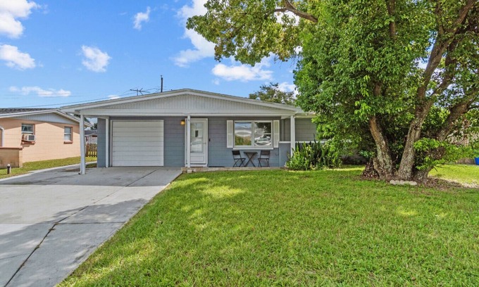 Holiday Casa | Cozy 2 BR home close to Beaches and Sponge Docks!