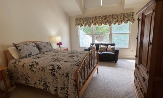Tisbury Casa | MV West Chop 3BR Townhouse features Tashmoo Beach, Pool, Tennis & Golf nearby!