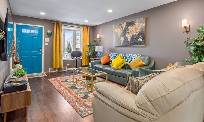 Oak Forest Casa | My Prima Karina BEAUTIFUL 4bd 2ba in quiet Chicago Suburb