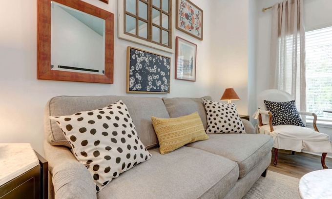 Thunderbolt Cabaña | My Sunny Day - Airy Loft W/ Mural - 5 Min to SAV By Lucky Savannah