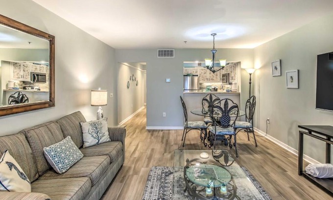 Arcadian Shores Apartamento | Myrtle Beach Condo with Pool Less Than half Mi to Beach!