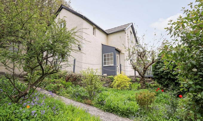 Knighton Cabaña | MYRTLE VILLA, pet friendly, character holiday cottage in Knighton