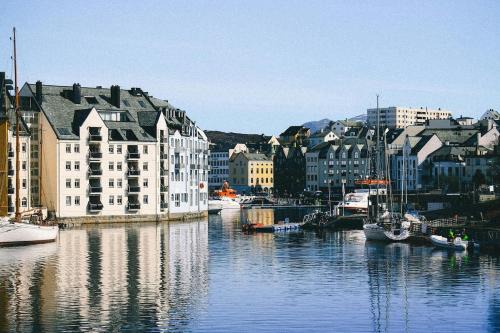 Arendal Casa | Nær Sentrum Stor, Privat og Koselig Rom