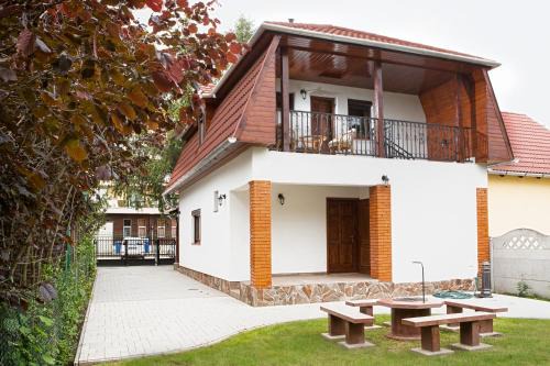 Zsorifurdo Apartamento | Négy évszak apartmanház