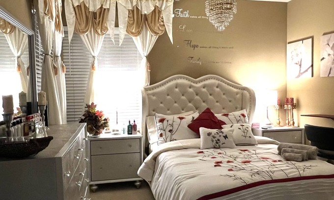 Tracy Casa | Nabor(6) cozy comfortable adorable stand-alone with private bathroom