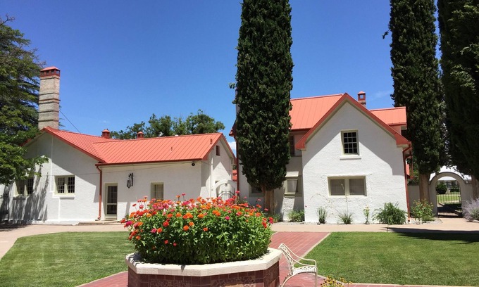 Faywood Apartamento | NAN Ranch - Fuente Patio Apartamento, Histórico Ranch y Propiedades en Valle Mimbres