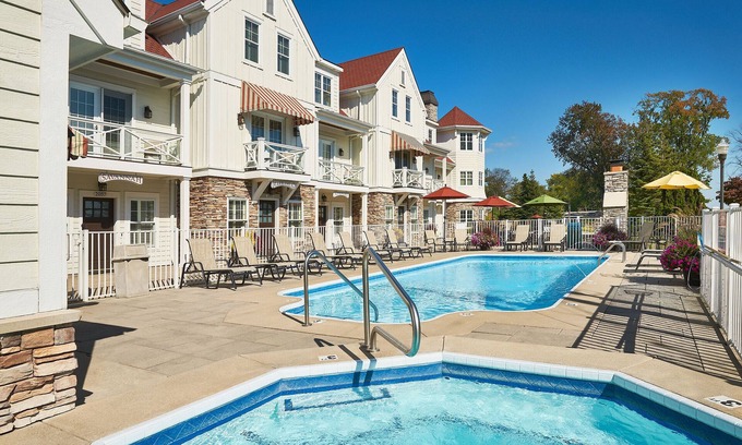 Holland Chalet De Esquí | "Nantucket 3 Bedroom" Beach House on Lake Street Luxury Townhome, Pool, Hot Tub, Near Lake and Beaches