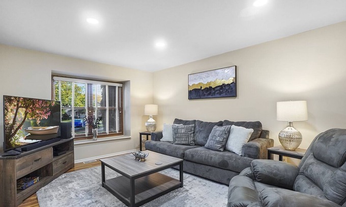 Fox Valley Casa | Naperville Rental - Woodview Ln