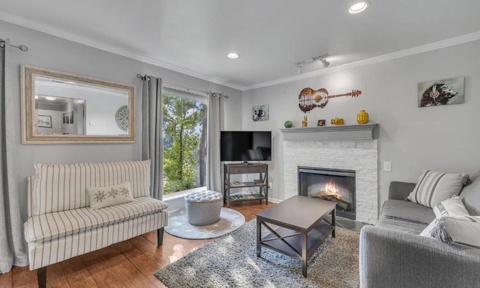 North Capitol Apartamento | Nash Star Private Condo - 2bed, 2bath, Sleep 6, 25 Min Walk To Broadway And All Nashville Attractions, Pool, Gym