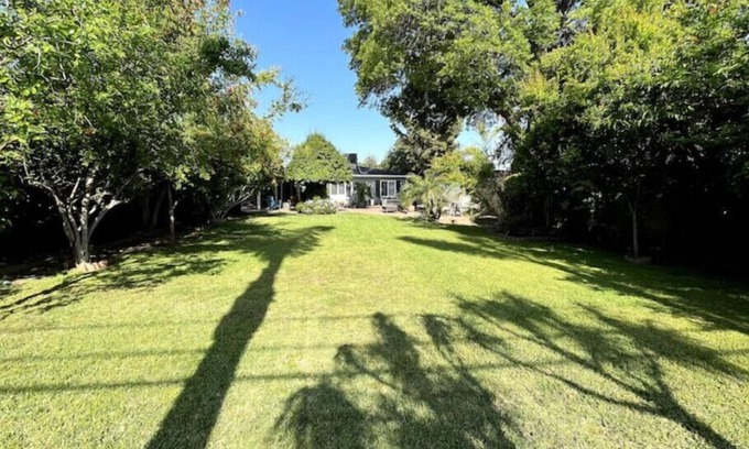 Glendora Casa | Natural Green Oasis conveniently near Route 66.