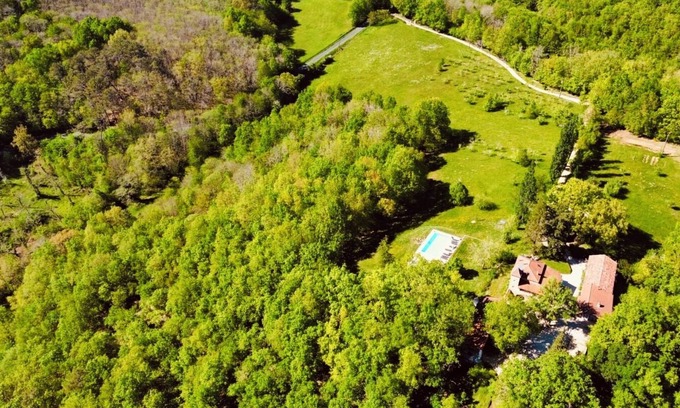Montcabrier Casa | Nature gites for groups, 14 people, 7 bedrooms, 4 bathrooms, with swimming pool on 8 hectares of parkland