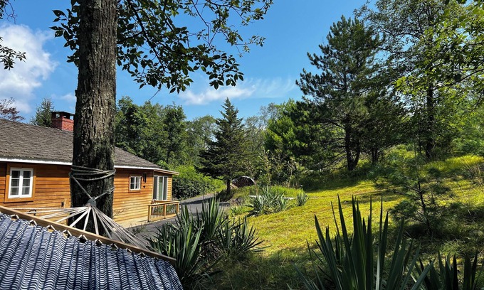 West Hurley Casa | Nature Mountain Retreat with Outdoor Hot Tub and Sauna Spa Experience