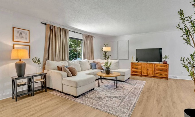 Inglefield Casa | Nature’s Retreat with Game Room | Hot Tub | Sauna
