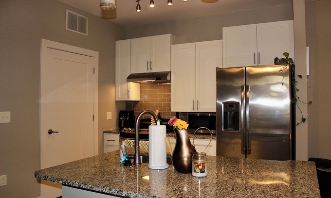 Southwest Raleigh Apartamento | NC State Art Museum Rental