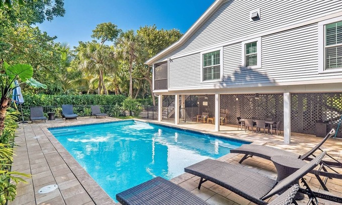 Captiva Casa | Near beach... Wade On In (Previously On the Wiles Side) Captiva Island Pool Home