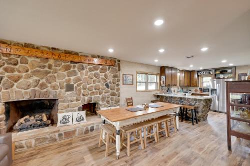 Magazine Casa | Near Blue Mountain Lake and ATV Trails Cabin Escape