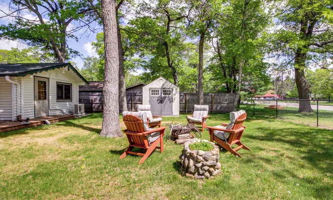 Breezy Point Cabina | Near Golf & Pelican Lake: Log Cabin w/ Deck!
