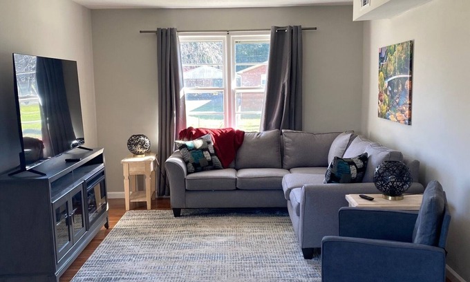 Travelers Rest Casa | Near great hiking trails and the friendly amenities of downtown Travelers Rest