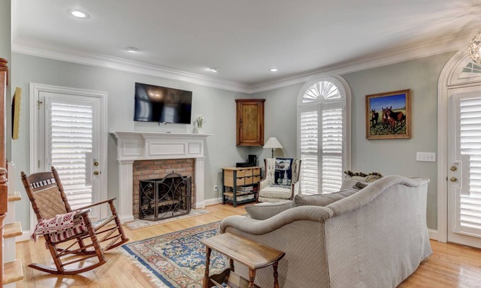Gallatin Casa | Near Nashville , Gallatin farm home with swimming pool