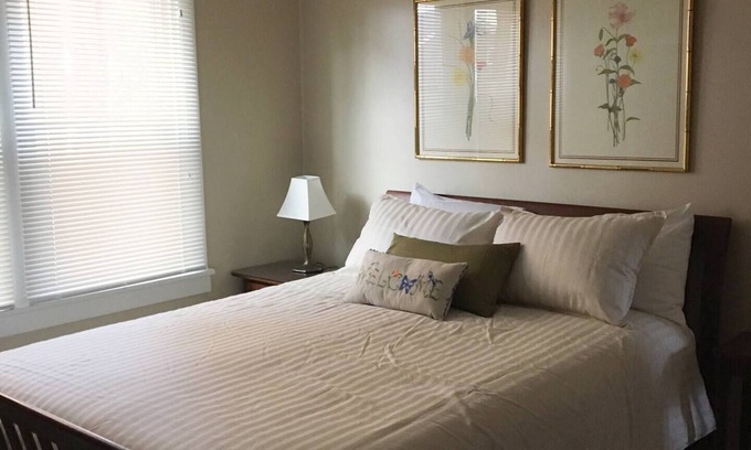 Forest Hills Apartamento | Near Oakland, DT, Monroeville,Traditional decor, Off-Street parking, US OPEN 532
