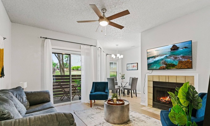 Milwood Apartamento | Near the Domain | 2 BR Private Balcony | Fireplace