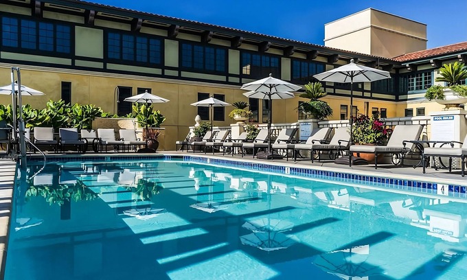 San Jose Hotel | Near the Municipal Rose Garden in San Jose! Valet Parking, Swimming Pool!