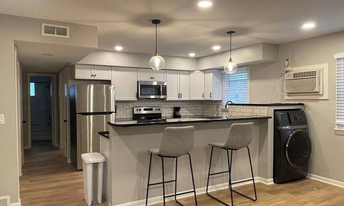 Joslyn Castle Apartamento | Near UNMC, Walkable Dining, Modern Comfort