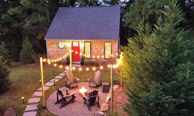 Wilmington Cabaña | Near Wrightsville Beach! Cozy, Coastal Cottage w/King Br~FirePit~Outdoor Shower.