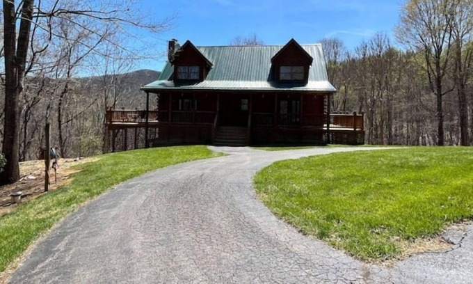 Christiansburg Casa | Neck of the Woods