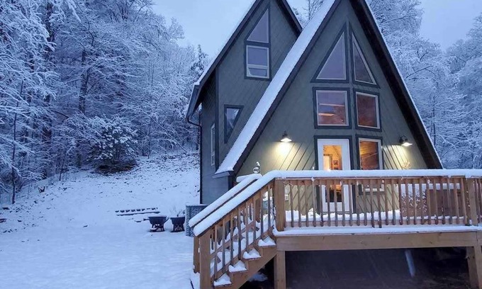 Whittier Cabina | Need a Romantic Getaway? Hot Tub, Close to Polar Express, Casino and WCU Dogs OK