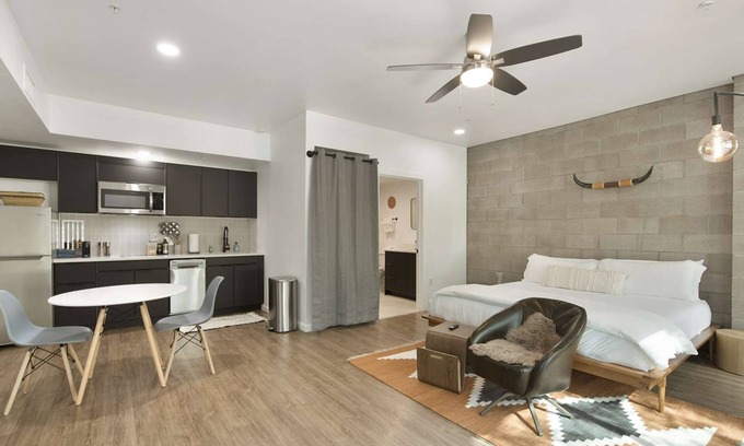 Riverside Apartamento | Neptune's Studio Apartment with Pool!