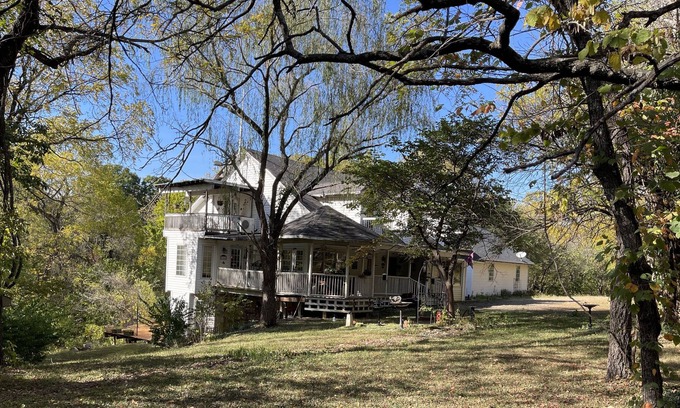 Lecompton Casa | Nestled in a wooded 40-acre lot 25 min to State Capitol and KU and12 min to I 70