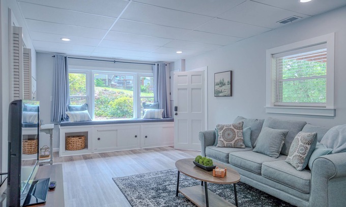 Weaverville Apartamento | NEW 1-bedroom apartment 1/2 mile to Main St, Weaverville & Lake Louise Park