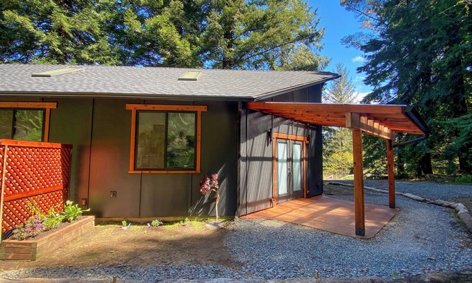 Pacific Casa | New 1 bedroom house. Country setting yet close to town!