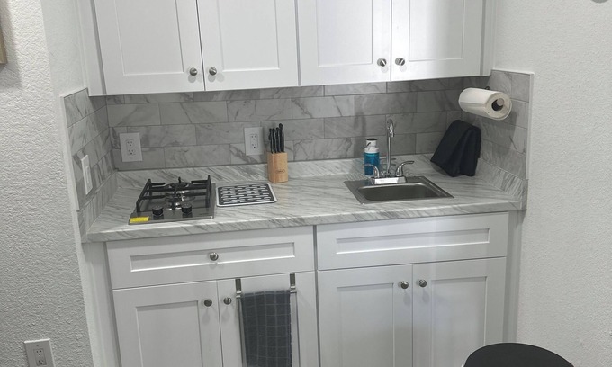 Doctor Phillips Apartamento | New 1 Bedroom suite with full kitchen, living room and bathroom